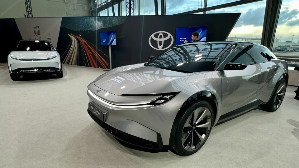 DE TO NESTE: Konseptmodellene Sport Crossover og Urban SUV (bak) er de to neste elbilene som Toyota lanserer i Norge.