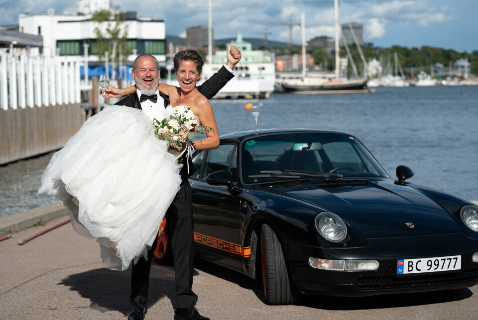 IKKE ALLTID MIDTPUNKT: ... men bilen passer fint som bakgrunn, også. Bildet viser Kolbjørn Østhaug og Marianne Vasaasen.