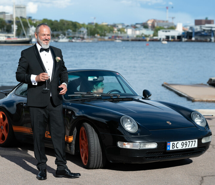 FORTSATT OPTIMIST: Porsche-eier Kolbjørn Østhaug under en viktig livshendelse. Og skiltene var fortsatt på.