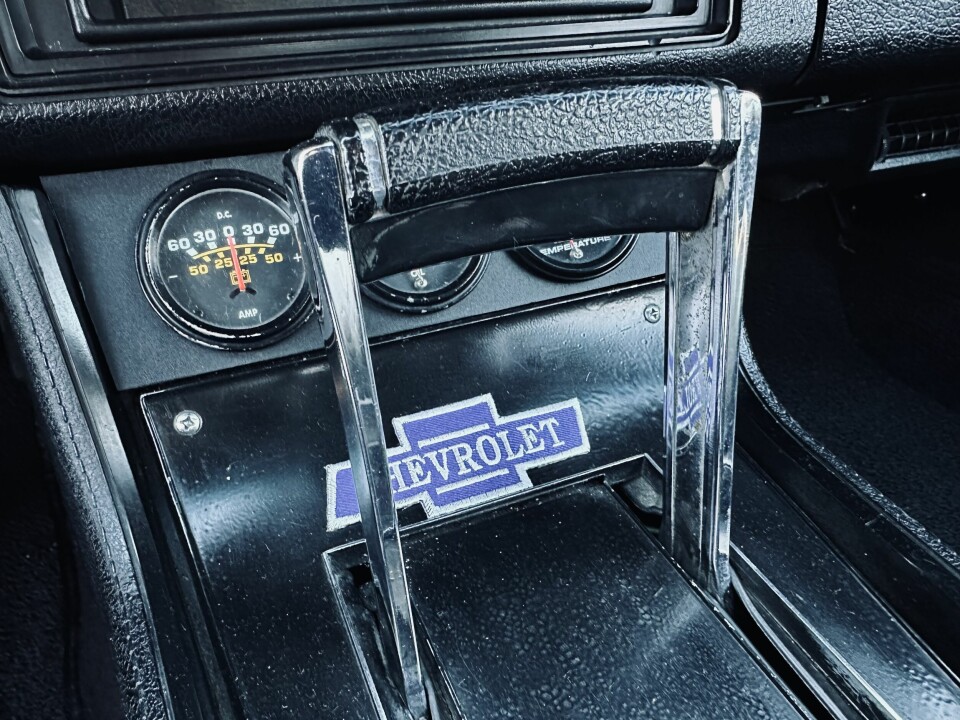 HÅNDFAST: Chevrolet Camaro er kjent for heftige karosserilinjer, og følger opp stilen i interiøret.