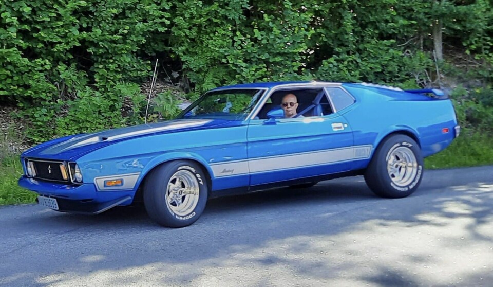 UT AV DET BLÅ: Rolf Eigil Søhus trives med at tilfeldigheter avgjorde valget av en 1973-modell Ford Mustang.