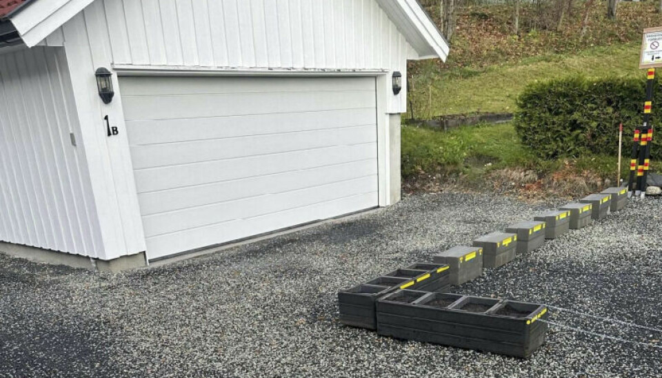 STEINBLOKKER: Den ene naboen har plassert disse steinblokkene på sin side av nabogrensen, slik at naboen med garasjen til venstre nå ikke kommer inn og ut av garasjen med bilene sine.