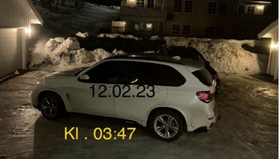 NATTLIGE BILDER: Det ene paret tok dette bildet midt på natten av naboens bil, som sto parkert på feil side av nabogrensen.