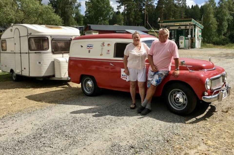 TURMENNESKER: Lisbeth Falling og mannen Harald Vikan får plass til tur-ambisjoner ombord i sin Volvo Duett.