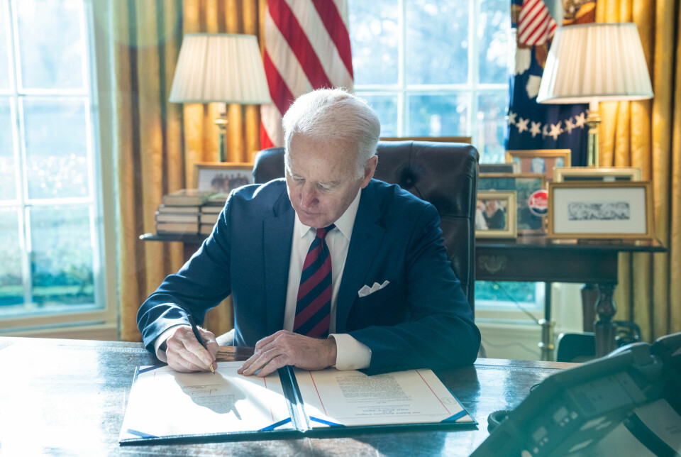 VIL STRAMME INN: USAs president Joe Biden i desember 2021, idet han undertegnet en avtale som forbød import av alle varer laget ved hjelp av tvangsarbeid i Xinjiang-regionen i Kina.
