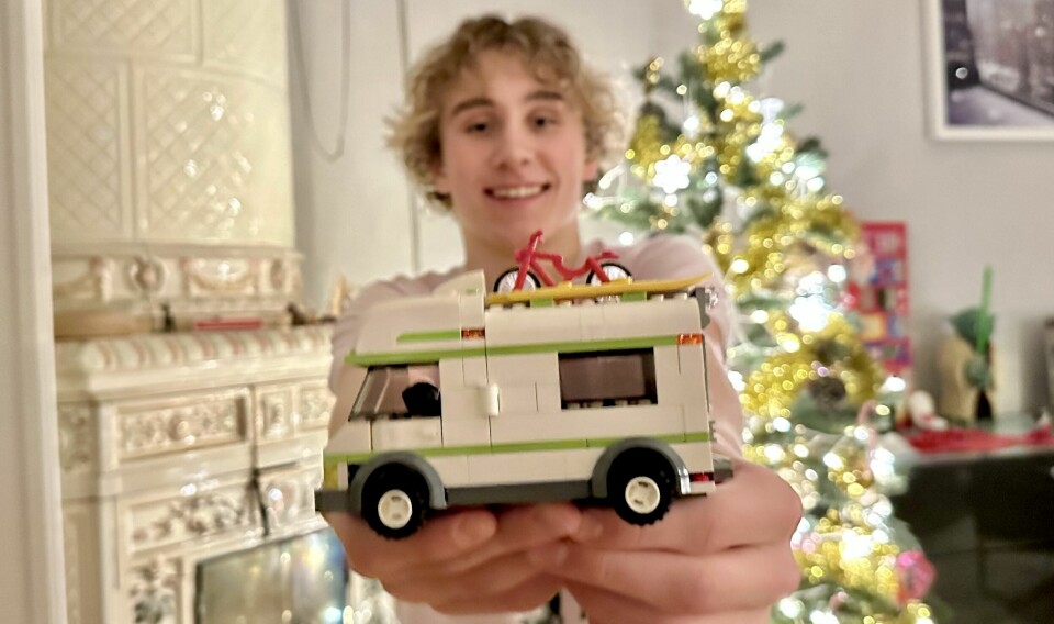 TAKK FOR GAVEN: Gaver med tema «bil» gir julekvelden ny fart. Lego har solgt rekordmange bobiler bare i desember.
