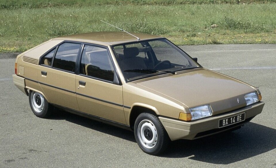 TVILLINGSJELER: I 1979 presenterte Bertone konseptet Volvo Tundra (øverste foto), men Citroën kjøpte designforslaget. Tre år senere lanserte den franske fabrikken sin Citroën BX (nederst), som brøt med merkets typisk runde design.