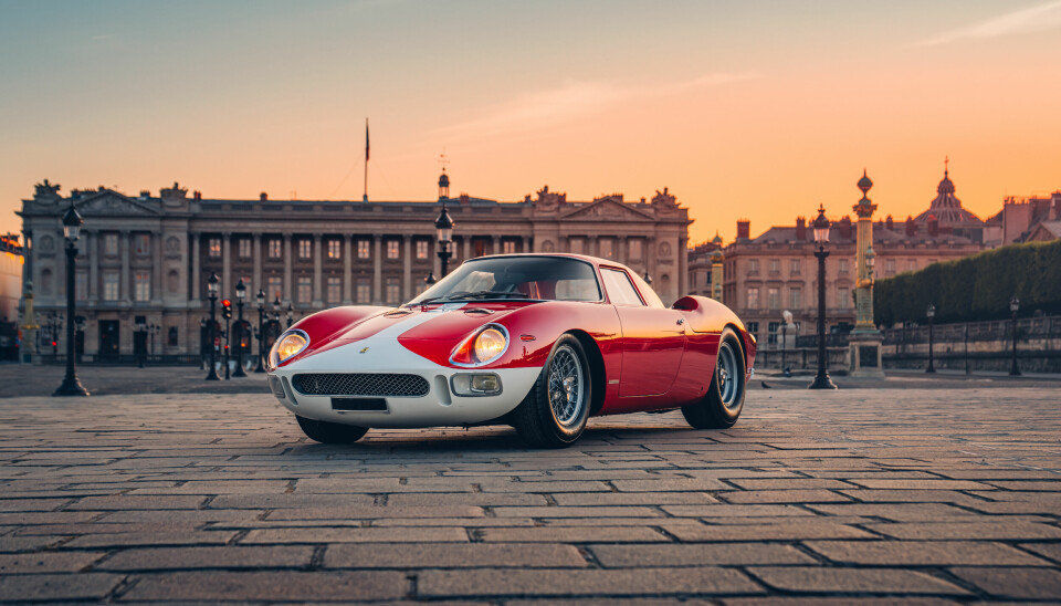 SOLGT I PARIS: Auksjonshuset Artcurial solgte en 1964-modell Ferrari 250 LM under et arrangement i Paris. Modellen er laget i 32 eksemplarer, og gikk for 177 millioner kroner.