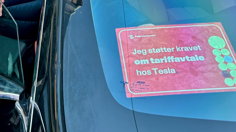 SYMPATIAKSJON: Dette er klistremerket Fellesforbundet gir til alle som vil ha, til støtte for de streikende i Sverige.