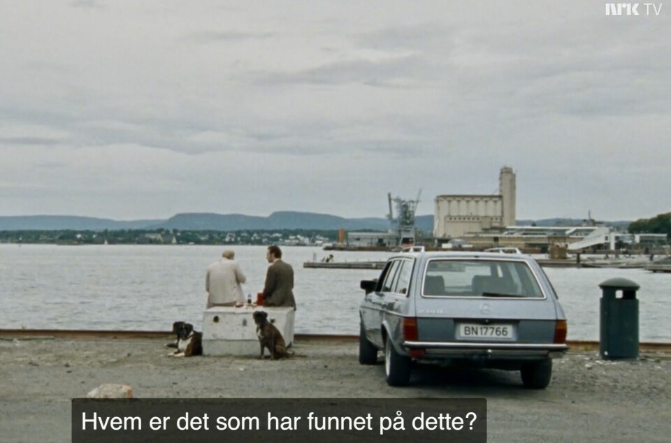 BRYGGEDANS: Alexander Nygård lånte sjenerøst ut sin Mercedes 230TE til NRK-serien Makta. Han mener denne scenen fra kaia får fram det beste ved karosseriformen.