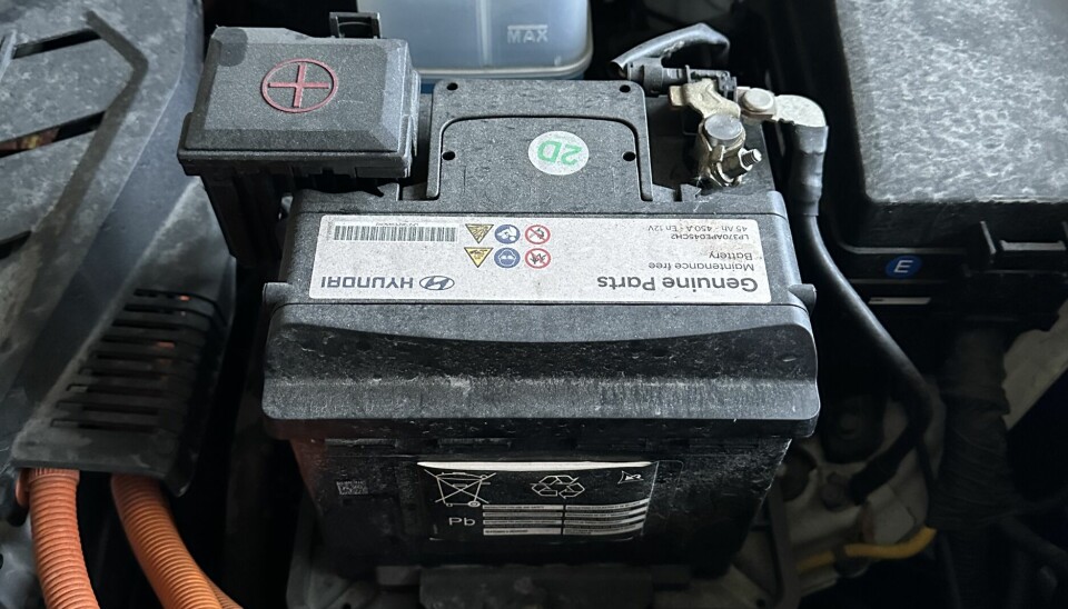 TØMMES FOR STRØM: Dette startbatteriet i denne Hyundai Konaen har blitt et stort problem for bileieren.