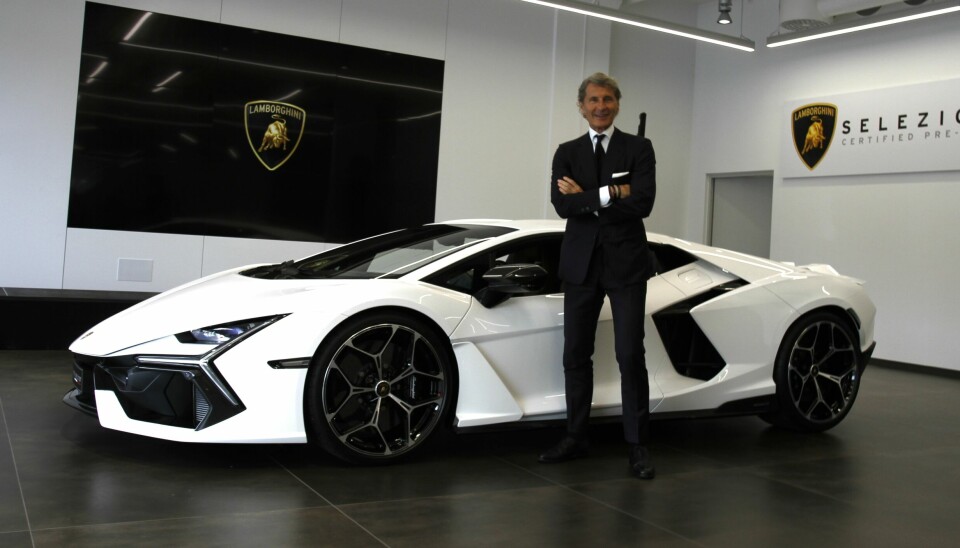 LAMBORGHINI-SJEF: Stephan Winkelmann foran arvtakeren til Lamborghini Aventador, Revuelto, under åpningen av merkets første butikk i Norge i juni 2023.