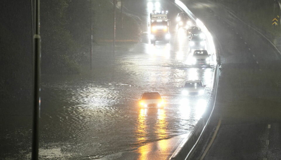 IKKE LURT: Forsikringsselskapet If fraråder bilister å kjøre ut i store dammer.