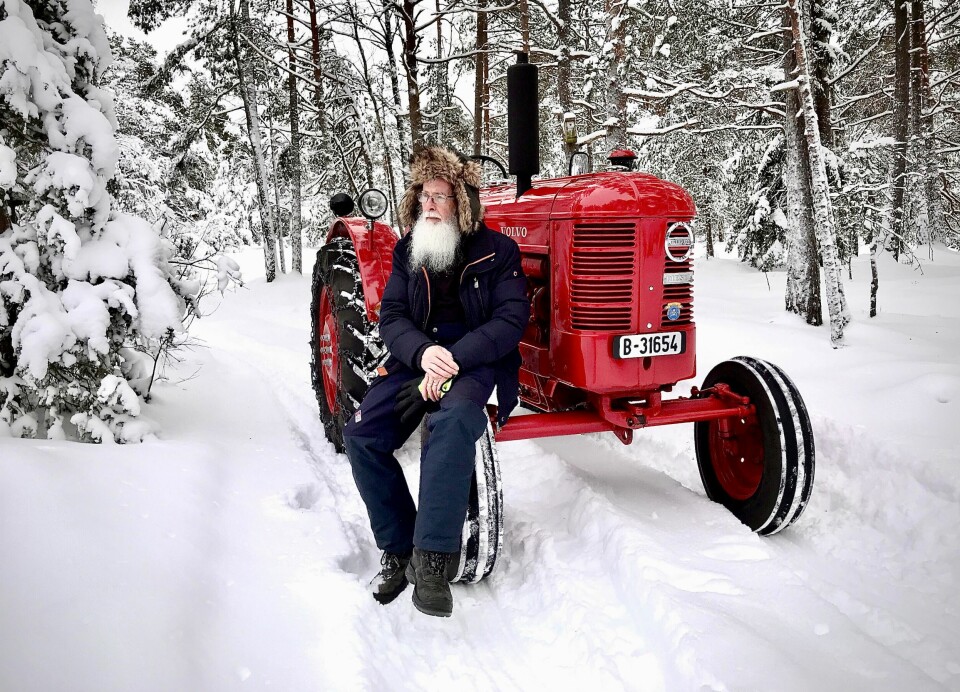 TRAKTERT: Tor Larsen holder orden på Facebook-gruppen «Vi som liker gamle traktorer», samt en staselig samling traktorklassikere.