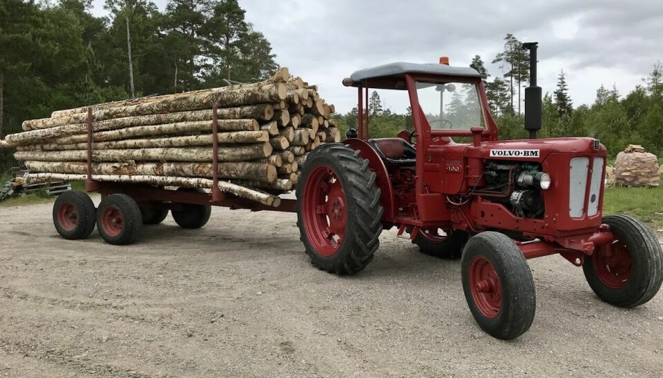 VEDHENG: De fire traktorene til Tor Larsen har varierte oppgaver, som også inkluderer frakting av solide mengder ved i kampen mot vinterkulda. Den øverste er en David Brown 885 fra 1975, den nederste en Volvo Buster 400 fra 1968.