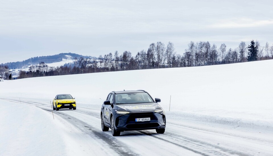 FINT DRIV: På norske vinterveier er bZ4X en god bil, men den burde gått mye lenger. Her er det ikke så lenge før den passeres av Lotus Eletre.