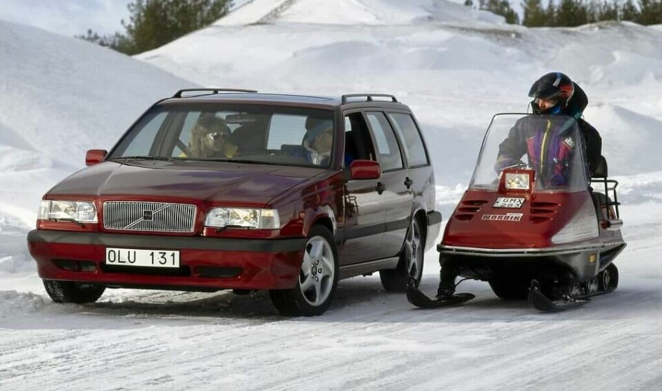 STYREMØTE: En klassisk Nordik snøscooter styres nærmest som en gokart, og tar seg videre fram der Volvo 850 møter snøveggen.