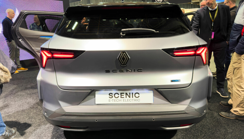 PRAKTISKE TING: Renault Scenic E-Tech kan ha 1,1 tonn på henger, bagasjerommet tar 545 liter og bilen kan ha skiboks på taket.
