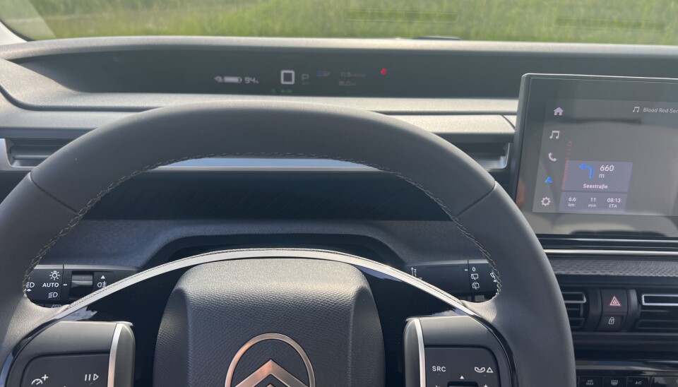 <span data-lab-font_weight="font-weight-bold" class="font-weight-bold m-font-weight-bold">MIKS:</span> En stripe instrumentpanel der framme er ikke nytt i bilverden, men vi ser det for første gang i en liten bil som dette. Løsningen fungerer utmerket.