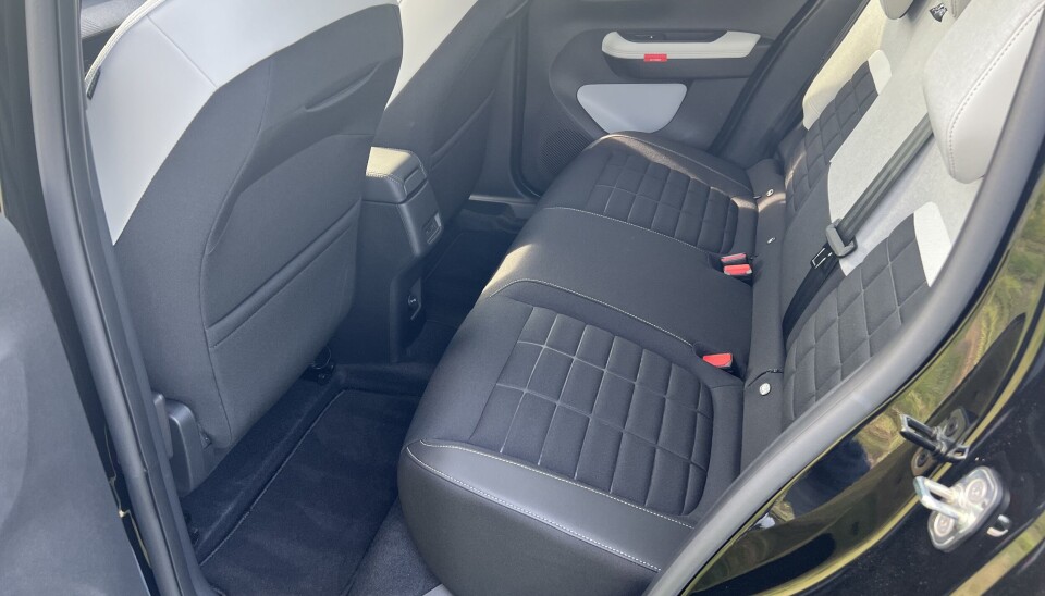 <span data-lab-font_weight="font-weight-bold" class="font-weight-bold m-font-weight-bold">BRA PLASS:</span> Både komforten og plassen i baksetet er imponerende. Her kan også tenåringene sitte over lengre avstander.