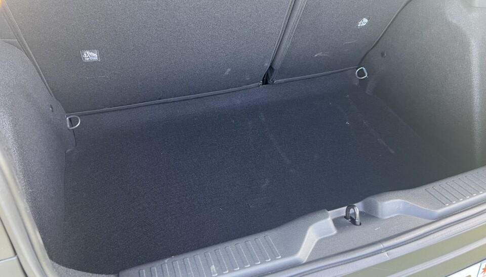 <span data-lab-font_weight="font-weight-bold" class="font-weight-bold m-font-weight-bold">ROMSLIG: </span>Til å være en bil på fire meter med bra bakseteplass, er bagasjevolumet på 310 liter ok. Hengermulighet (550 kg) er også et pluss.