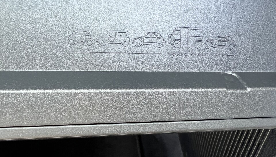 <span data-lab-font_weight="font-weight-bold" class="font-weight-bold m-font-weight-bold">STOLT HISTORIE</span>: Noen av Citroën mest ikoniske modeller er gravert inn i hanskerommet. Citroën hevder selv at ë-C3 er en verdig arvtaker til 2CV ...