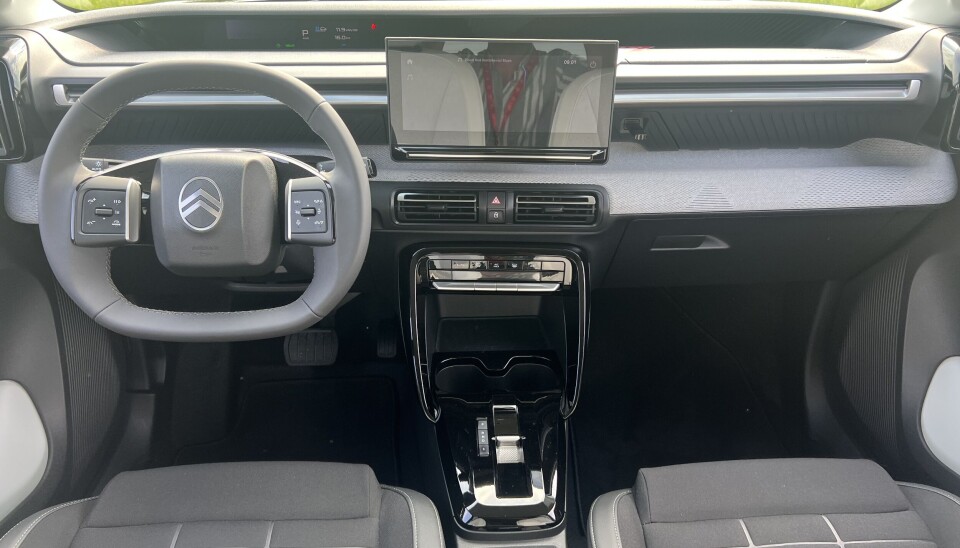 <span data-lab-font_weight="font-weight-bold" class="font-weight-bold m-font-weight-bold">OVERSIKTLIG</span>: De fleste sjåfører vil trives her. På den rimeligste versjonen får du ikke den midtstilte skjermen, men du kan feste din egen mobil samme sted.