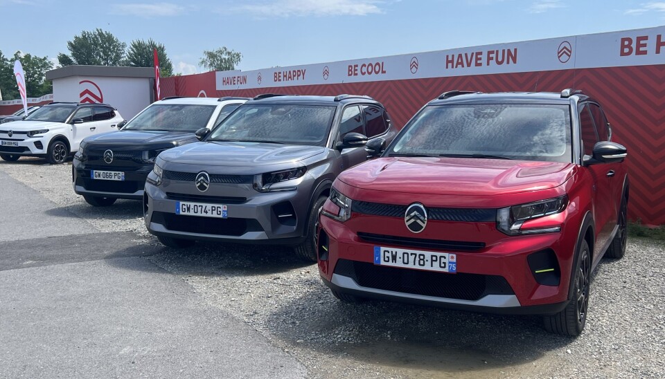 <span data-lab-font_weight="font-weight-bold" class="font-weight-bold m-font-weight-bold">FARGERIK:</span> De små dekorstripene på hver side under støtfangeren finner vi også igjen på den bakre takstolpen. Disse kan bestilles i ulike farger.