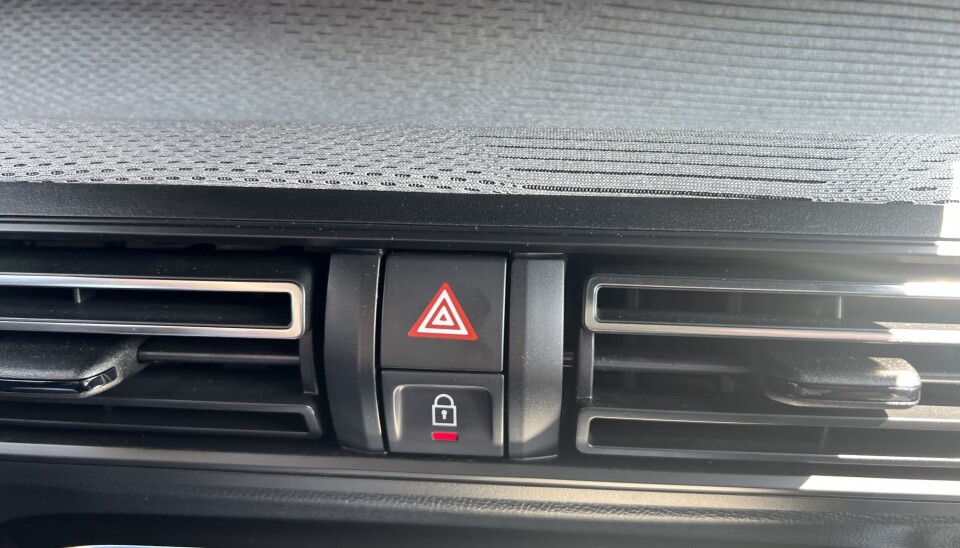 <span data-lab-font_weight="font-weight-bold" class="font-weight-bold m-font-weight-bold">SLURV:</span> Her går stripene på stofftrekket ned under plasten, og deretter opp igjen. Neppe planen – og ikke særlig pent. På andre biler så vi tilsvarende slurvete håndverk.