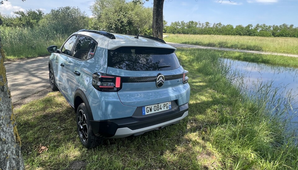 <span data-lab-font_weight="font-weight-bold" class="font-weight-bold m-font-weight-bold">SUV-EFFEKTER:</span> Svarte skjermbuer og beskyttelsesplate bak skal gjøre bilen litt mer tøff. Bakkeklaringen på over 16 cm er bra.