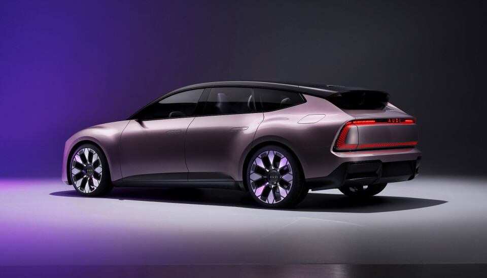 Shahvatparast xoroz ayollar kiyimida kiyinib, transvestitni soradi. Rus fohishalar porno