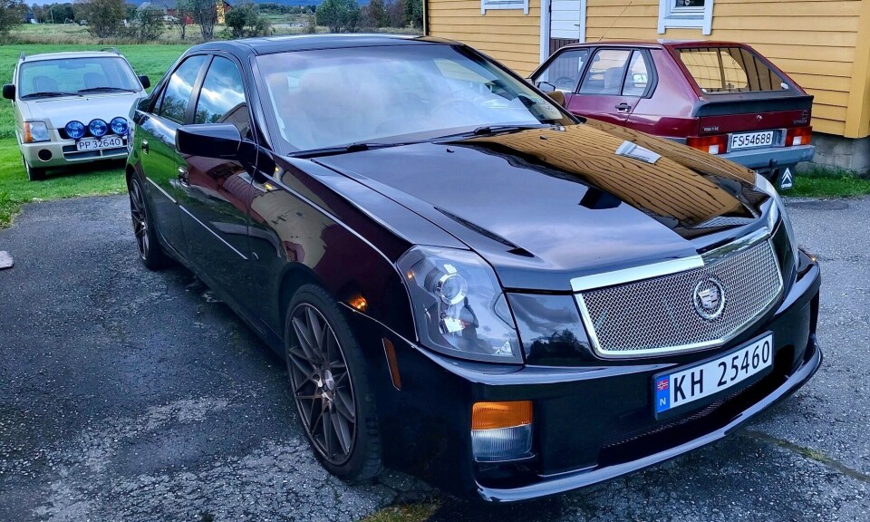 TRIO: Knøttene Suzuki Wagon R og Citroën Visa veier opp for Jarl Martinussens pampebil, en sort Cadillac. Foto: PRIVAT