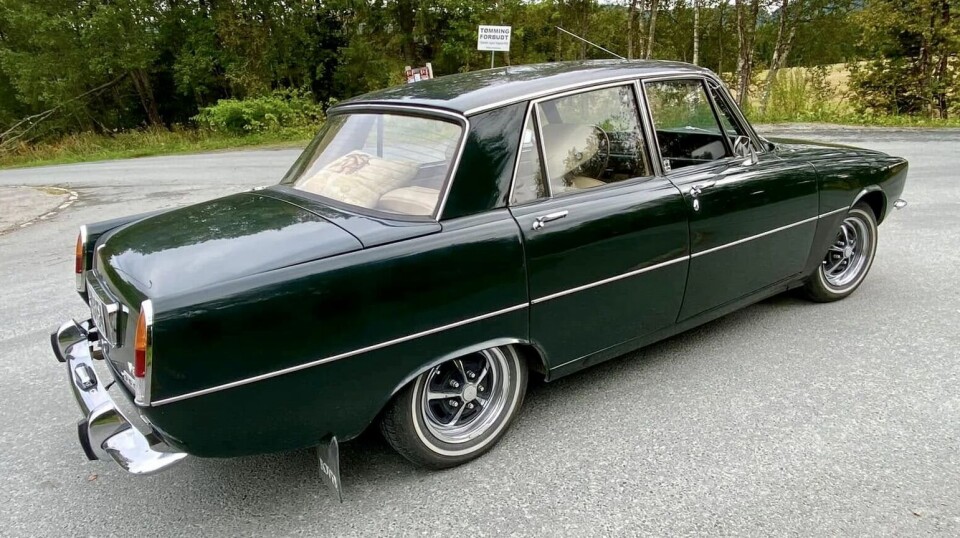 BAK FRAM: Rover 3500 har blitt kalt en rimelig Rolls-Royce, på grunn av overfloden av komfort og krefter. Utgangspunktet var en Buick V8 aluminiums-motor som Rover gjorde til sin. Foto: PRIVAT