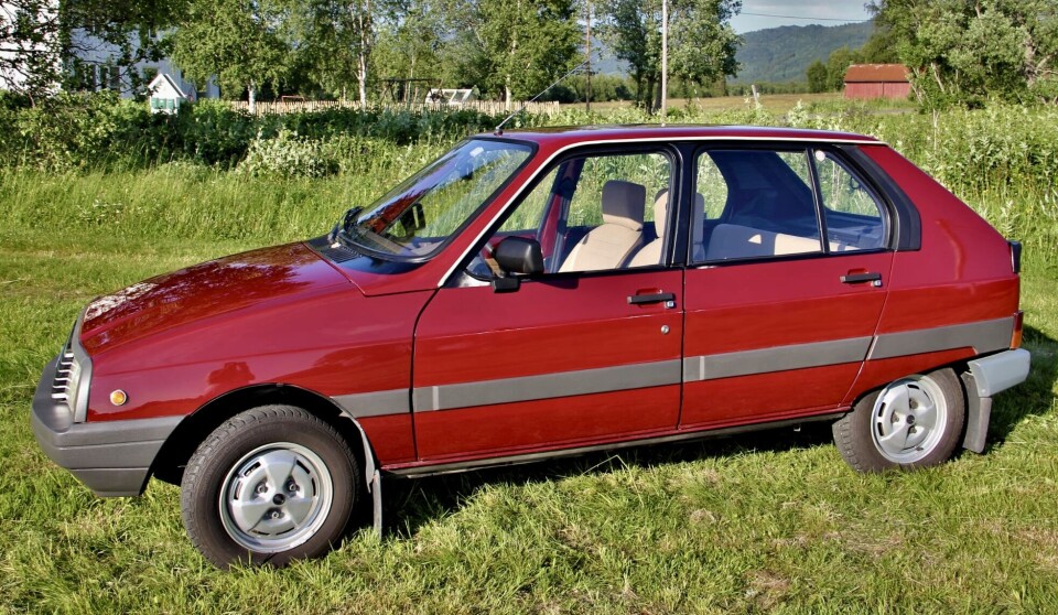 LINJEVEKKER: Visa er en rund versjon av firkantede Peugeot 104, som Citroënen er basert på. 1978-designen finner man igjen på dagens biler. Foto: PRIVAT