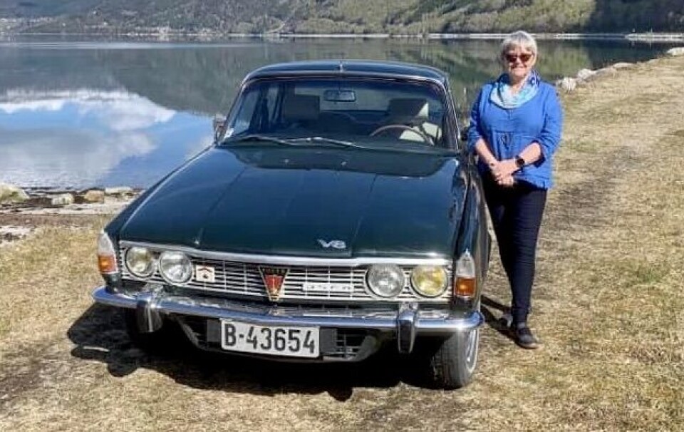 FRONTFIGUR: Anne Helga Røe har på kort tid rattet Rover P6 3500 rundt på mange steder i Trondheims-traktene. Foto: PRIVAT