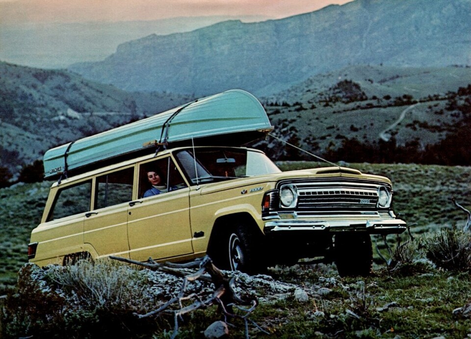 KANO-KAMERATENE: Kombinasjonen eldre padlebåt og retro bil gir en uovervinnelig aura av erfaring. Foto: JEEP
