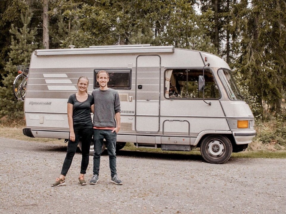 BOBILTURISTER: Vi tenker at bobilturister tar hele veibredden og alle multene våre, men i virkeligheten kan disse bli trivelige bekjentskaper. Foto: SCHUTTELBERTS REISEN