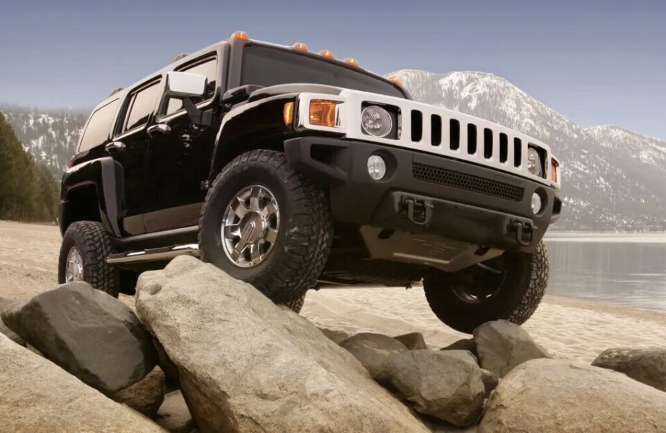 OVERREAKSJON: Noen overdimensjonerer bilen for å møte enkle turbehov. Her godt hjulpet av en Hummer H3: Foto: HUMMER