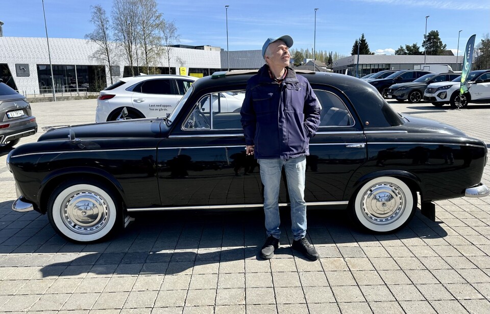 MØRK OG MEKTIG: Jan Erik Bjerkestuen stiller med en av treffets stilsikre antikviteter.
