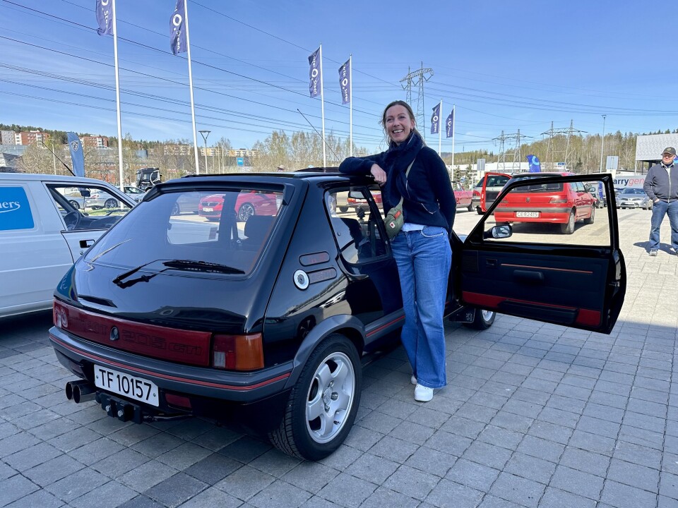 STERKE SAKER: Anne Margrete Seim Bakketun viser sin 205 GTI, én av treffets karaktersterke Peugeoter.