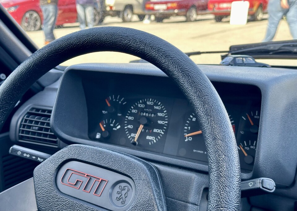 RATATA: Rattet minner føreren på at dette langt fra er en vanlig Peugeot 205.