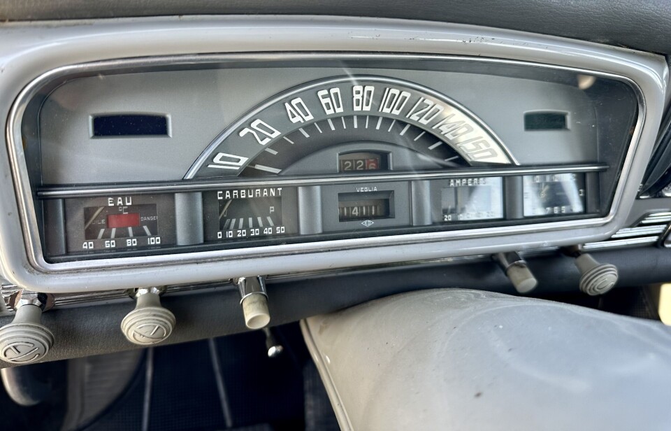TYDELIG TALE: Peugeot 403s fiffige instrumentpanel er like lesbart som en barnebok med svær skrift.
