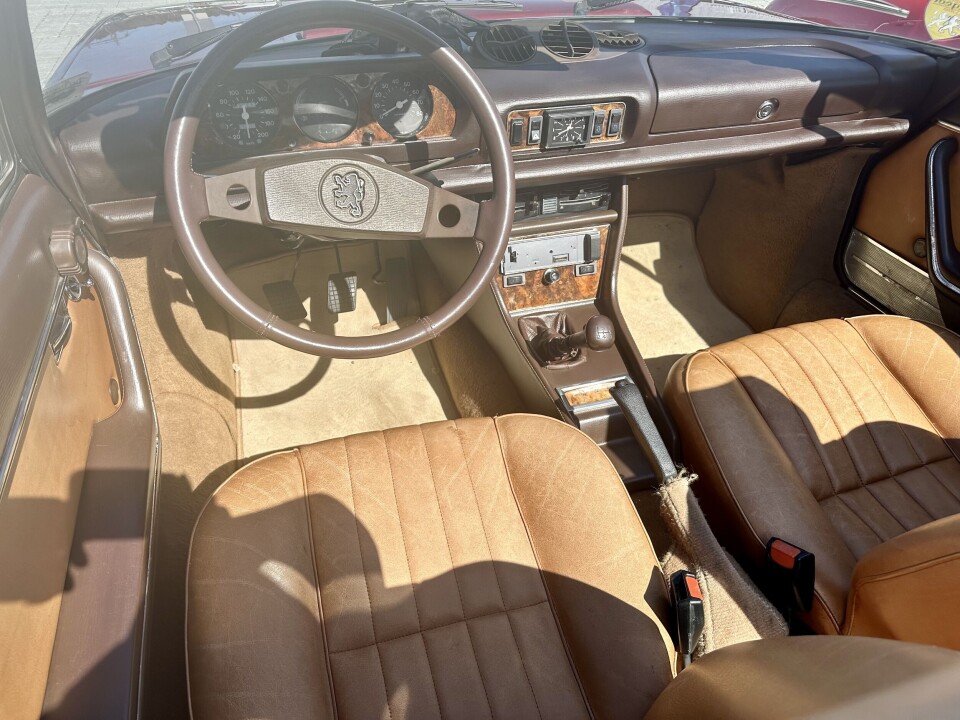 BEIGE ER BEST: Interiøret i 5054 Cabriolet er gjennomført i beige- og bruntoner som er typisk for Paris – som man også finner i byens barer helt fra 1870-årene til langt utpå 1970-tallet.