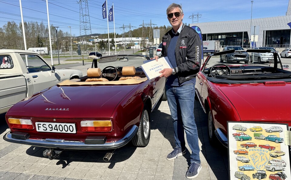 TAKLØS: Morten Fari mellom treffets to stykk 504 Cabriolet, som er importvarer fra Tyskland og Sveits.