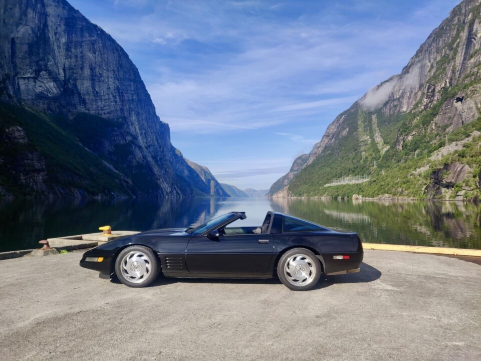 ÅPENT LANDSKAP: Chevrolet Corvette har ofte blitt sammenlignet med formene på en Coca-Cola-flaske, men kler også dramaet i norske fjorder og fjell. Foto: PRIVAT