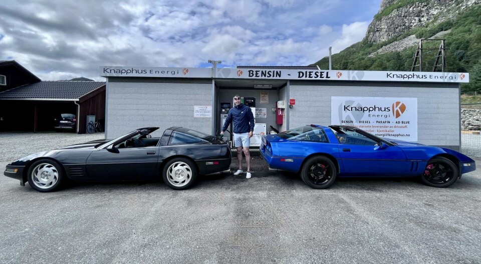 RYGG MOT RYGG: Ola Ma Dalby står mellom sin egen sorte Corvette og den blå som tilhører kameraten Markus Jørgensen. Foto: PRIVAT