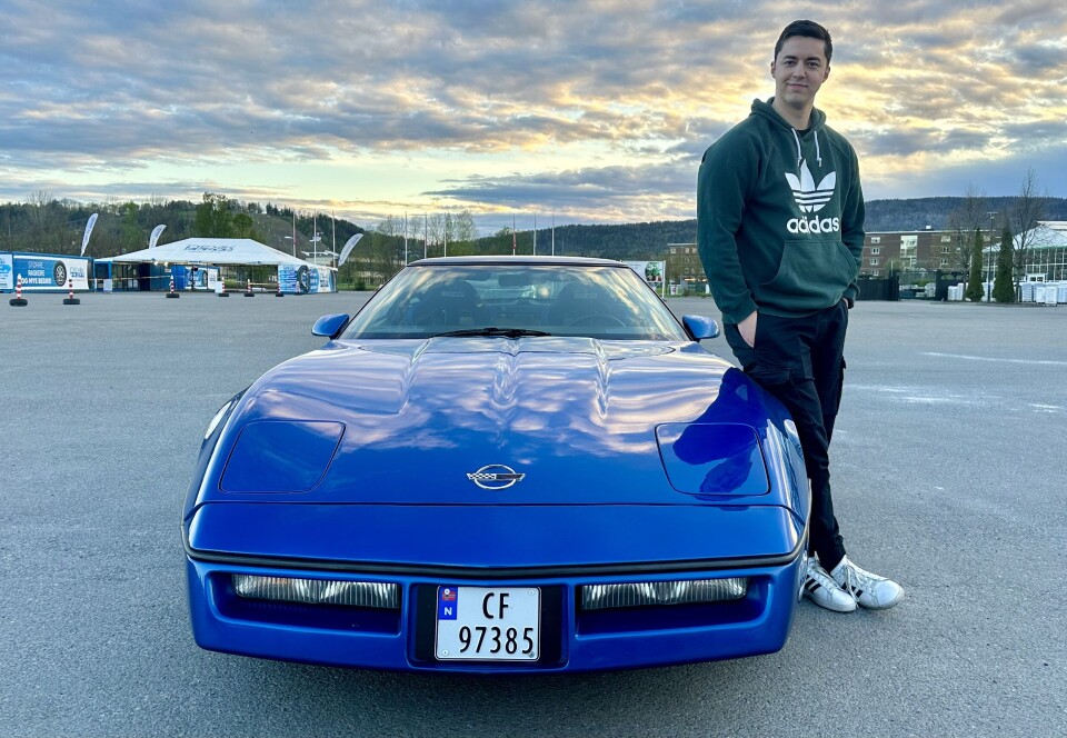 ALLTID FORAN: Skjulte frontlys, breialt panser og begrenset frontruteareal gir Chevrolet Corvette et passe frekt oppsyn.