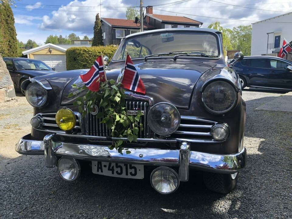GRILLSESONG: Marius Heggstad sørger for om mulig enda mer stæsj i grillen av 1958-modell Sunbeam Rapier. Foto: PRIVAT