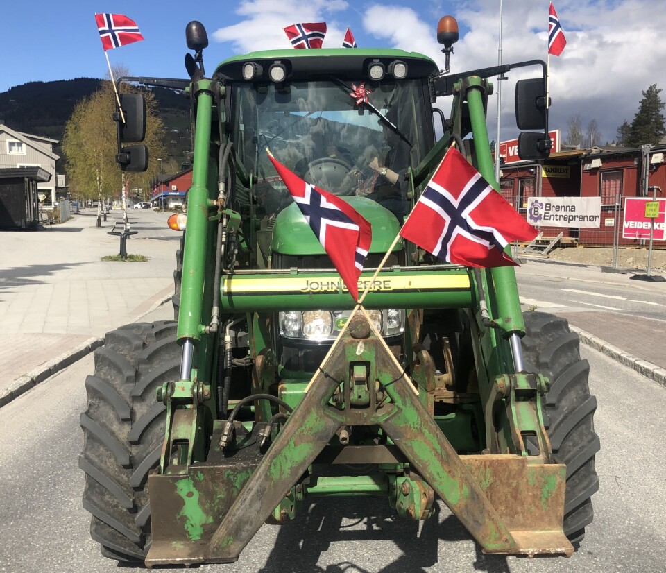 TRÅR TIL MED TRAKTOR: Så lenge det durer og ruller, er det mulig å pynte. Foto: KARL EIRIK HAUG