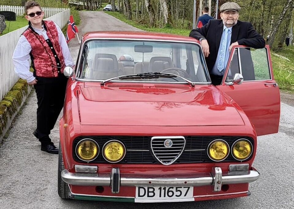 FLAGGBÆRER: Elias Helgesen og far Bjarte i Steinkjer tok Alfa Romeo Berlina 2000 til nærliggende Egge kirke, som står på grunn hvor det har vært kirkebygg i over 500 år.